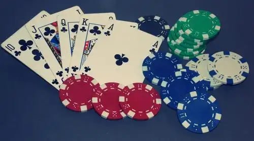 Tampilan dashboard permainan dengan meja live dan pilihan slot